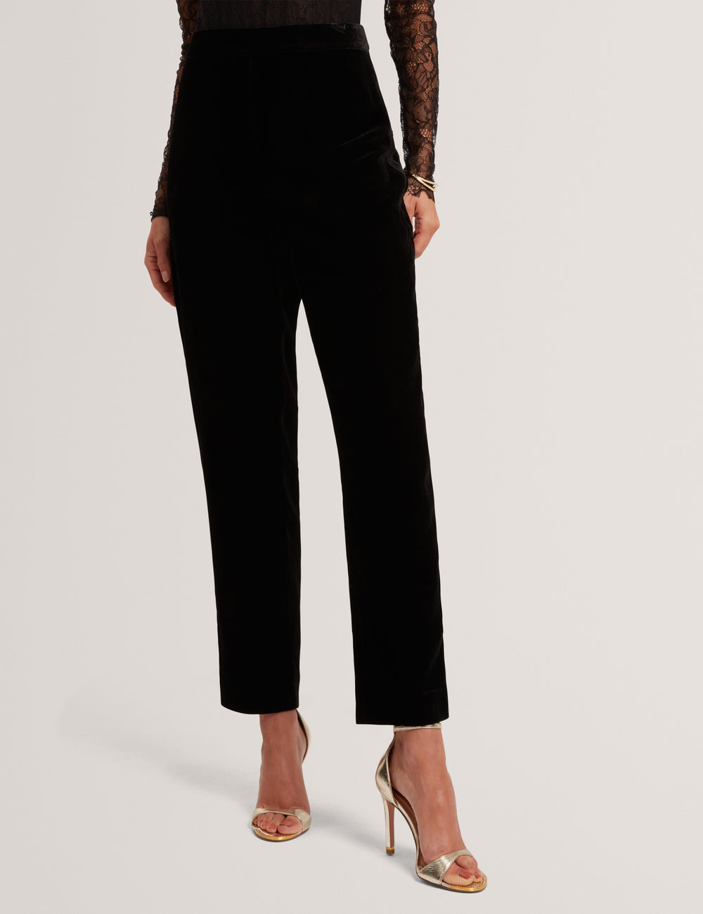 TRAUBE | BLACK