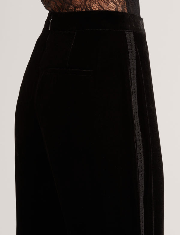 TRAUBE | BLACK