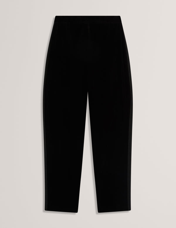 TRAUBE | BLACK