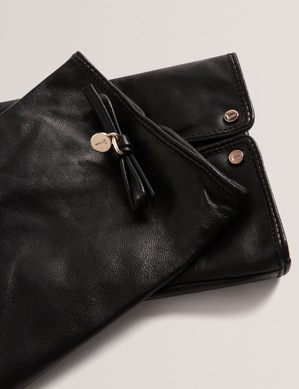 CLAU | BLACK