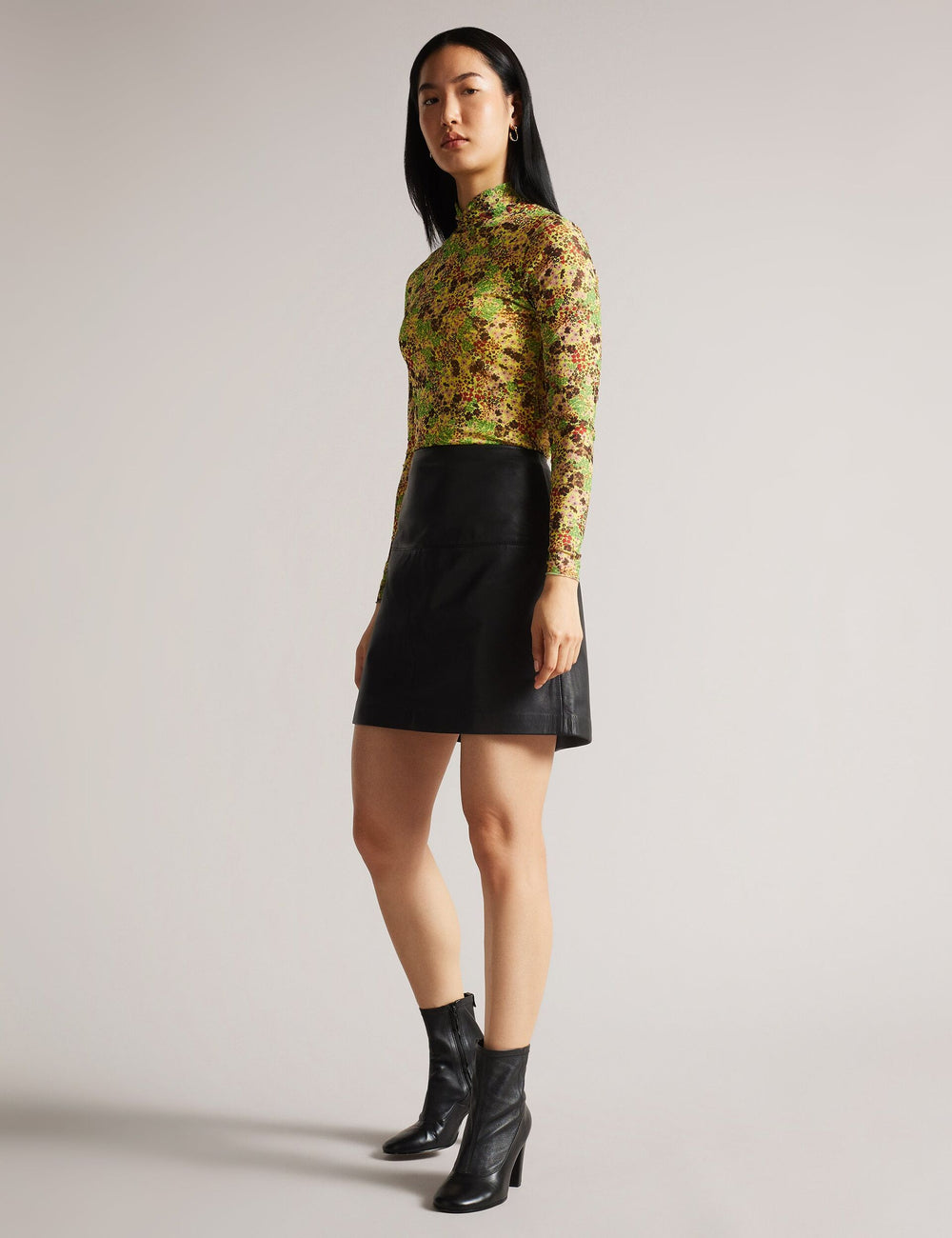 VALIAT | BLACK