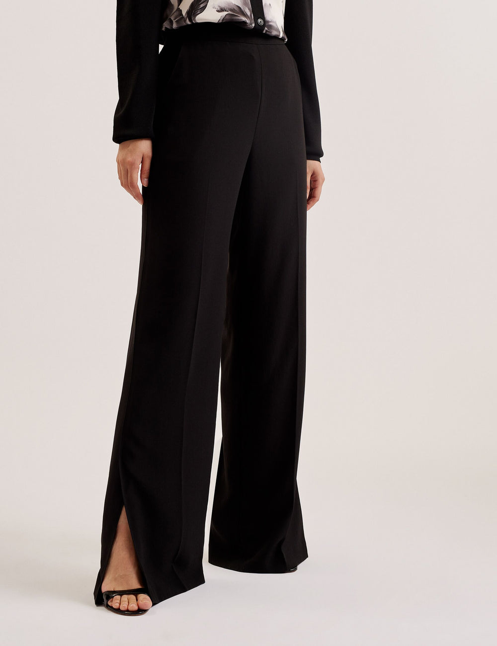 INUT | BLACK